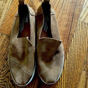 TOMS LADIES NWOT  SLIP ON SUEDE FLATS TOPSTITCHED WARM TAN SZ 5 ALPARGATA STYLE